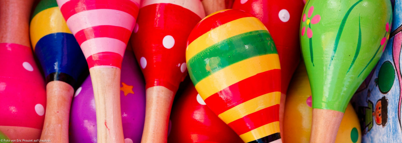 Eine Nahaufnahme vieler bunter Holzspielzeuge