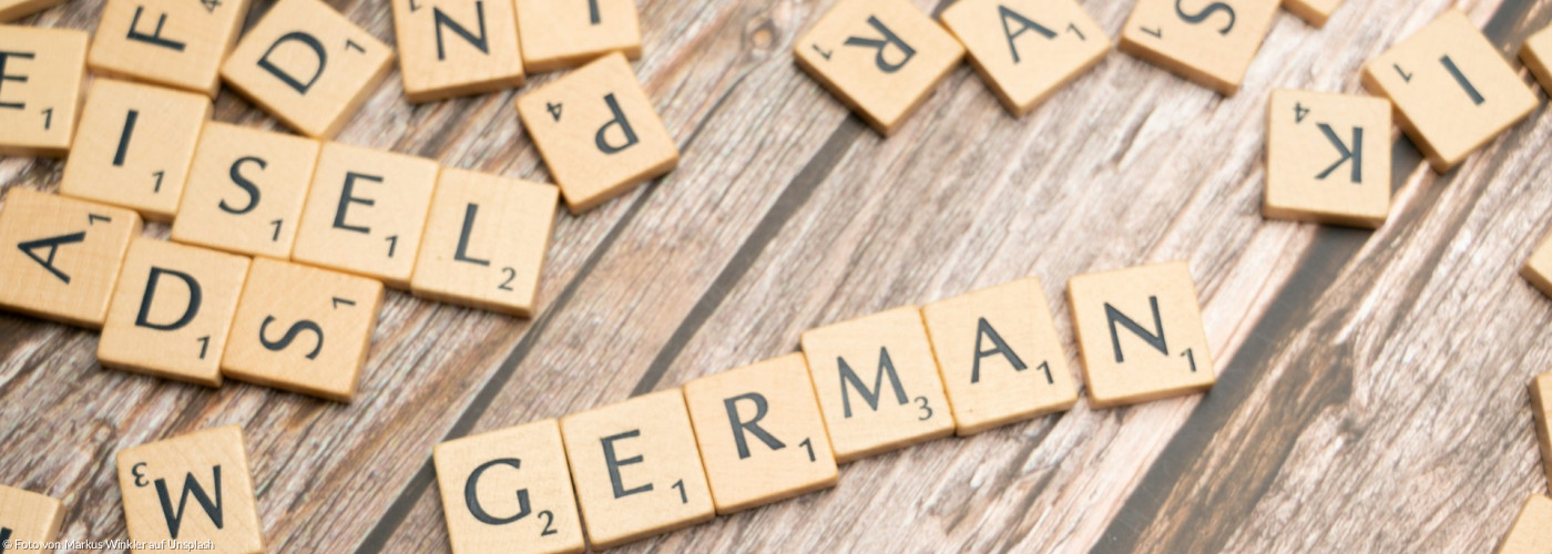 Scrabble-Steine zum Buchstabieren von Wörtern