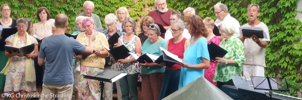 Mitglieder des Kirchenchors singen