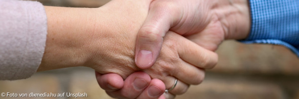 Zwei Personen schütteln sich die Hände