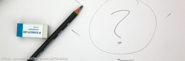 schwarzer Bleistift auf weißem Druckerpapier