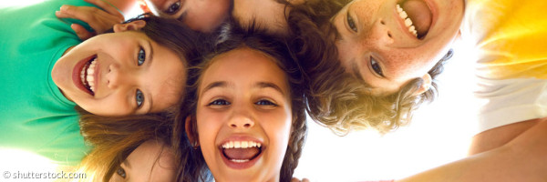 im Kreis liegende lachende Kinder