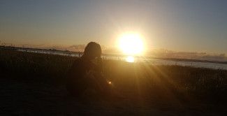 Kind bei Sonnenuntergang