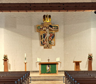 Altarraum der Versöhnungskirche